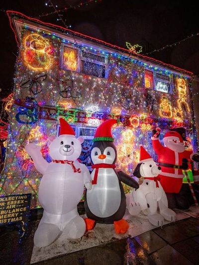 UK Dad’s Festive Display Draws Crowds, Raises Funds For Charity