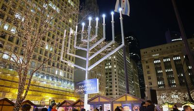 Chicago celebrates Hanukkah, lighting 31-foot-tall Daley Plaza menorah