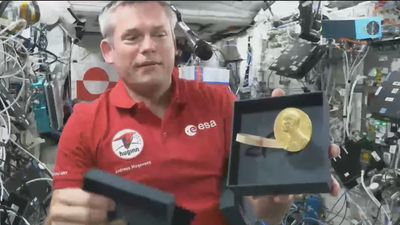 Astronaut shows off vintage Nobel Prize in space — and talks 'quantum dots' ISS experiment (video)