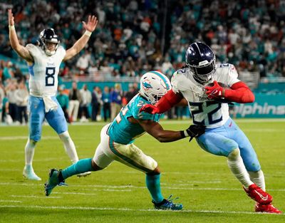 Dolphins upset by the Titans, blow a two-score lead late