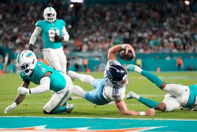 Tennessee Titans stun Miami Dolphins with two late touchdowns