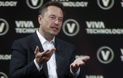 Elon Musk goes after Biden Administration following $900 million SpaceX loss