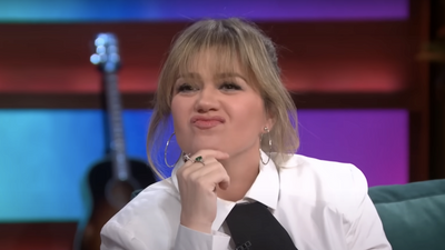 Kelly Clarkson Admits To Regularly Peeing In The Shower, And Kenan Thompson Had Thoughts