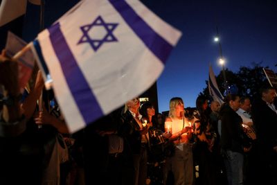 Protests erupt on LA freeway; Biden meets Hamas hostages' families