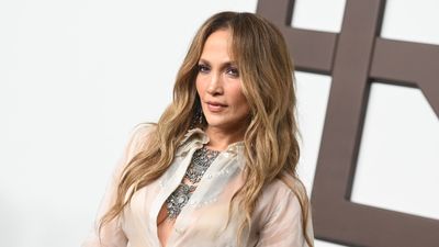 Jennifer Lopez just gave us the perfect festive dressing inspiration as she matched her gold and white outfit to her perfect Christmas tree