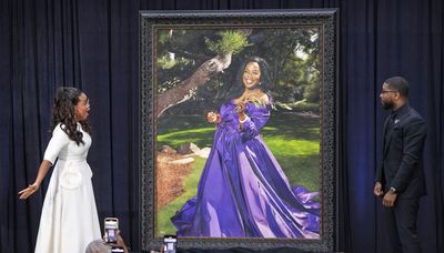 Oprah Winfrey portrait, done by Chicago artist, unveiled at National Portrait Gallery
