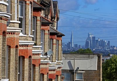 UK Housing Market Stabilises Amidst High Rates: RICS