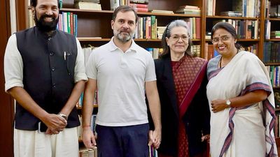 Telangana Minister Uttam Kumar Reddy, wife call on Sonia Gandhi