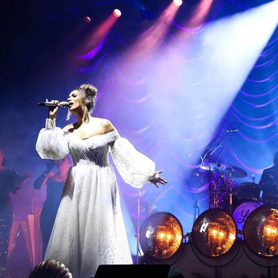 Melody of White: Leon Lewis Steals Show with Laughter and Song