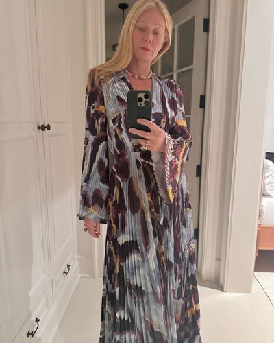 Gwyneth Paltrow's Glamorous Mirror Selfie Moments Showcasing Her Elegance