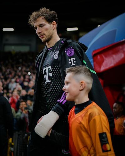Leon Goretzka's Stylish Photo Shoot Celebrates Manchester United Victory
