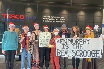 Protesters occupy Tesco Bank offices in Glasgow with 'Christmas party'