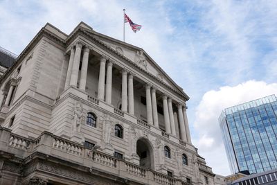 Bank of England Holds Rate High Amid Economic Concerns