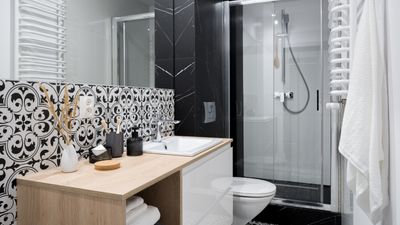 9 ways to keep a small bathroom dry