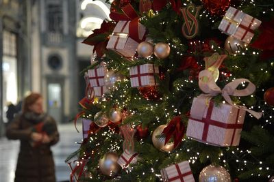 Report suggests Americans will spend big this holiday season, but you should spend with caution