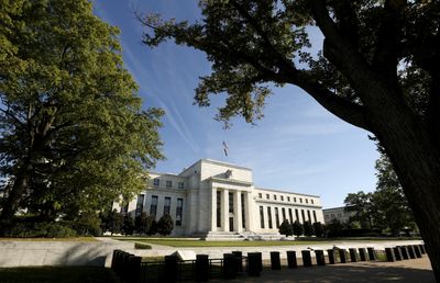 US Retail Sales Surge, Rents Fall, Mortgage Rates Dip!