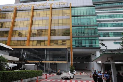 Lawmakers want to see Thaksin in hospital