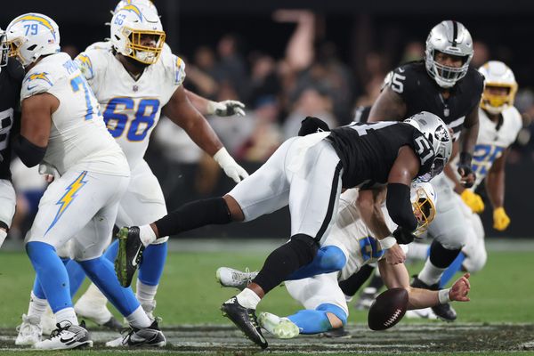 Las Vegas Raiders score nine touchdowns in 63-21 rout of Los