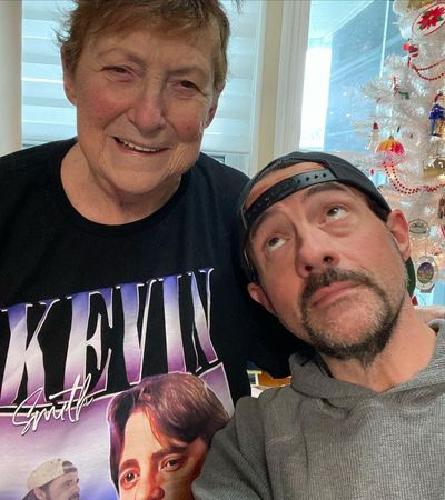 Kevin Smith Spreads Joy Through Selfies With His Fans