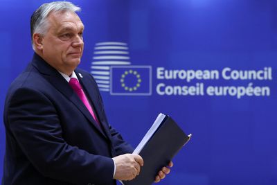 Orban's Power Play: Halts Ukraine Aid & Threatens EU Accession