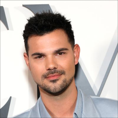 Taylor Lautner Dishes On Why He "Never Connected" With Robert Pattinson
