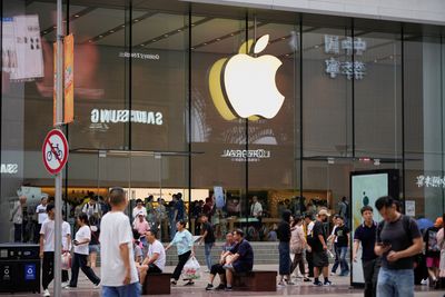 China Hastens iPhone Ban, Apple Suffers - Bloomberg