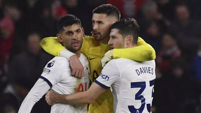 Tottenham Hotspur beat Nottingham Forest to stay close to Premier League top four