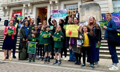 Closure of primary school in Hackney highlights struggle of London families