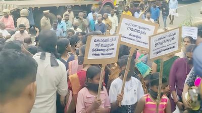 Vandiperiyar case: girl’s family stages protest
