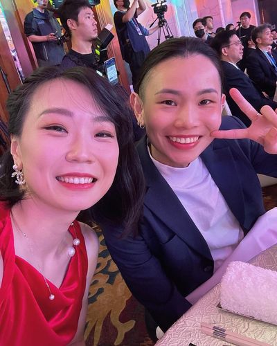 Radiant Beiwen Zhang: Reigning Selfie Queen Exuding Joy With Friends