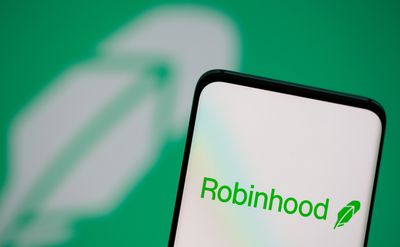 Robinhood Entices Affluent Clients from Major Brokerages