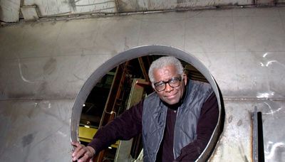 Richard Hunt, iconic Chicago sculptor, dies at 88