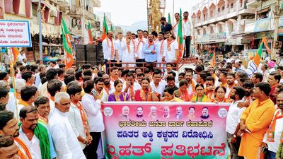 BJP stages protest in Shahapur seeking CID probe into misuse of PDS rice