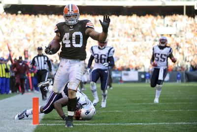 Former Browns RB Peyton Hillis breaks ceremonial guitar after life-altering rescue