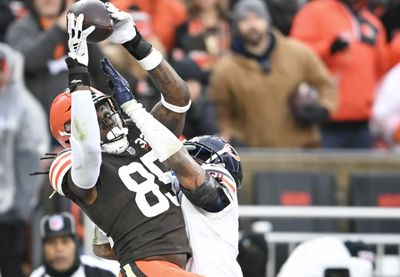 David Njoku reels in Joe Flacco look with strong hands to get Browns on the board vs. Bears