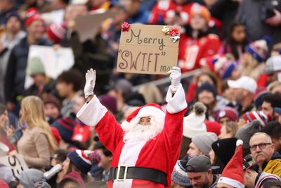 The 6 best Taylor Swift themed signs from Patriots fans for Chiefs game, including a ‘Merry Swiftmas’