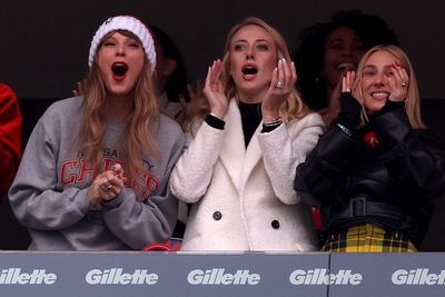 Taylor Swift swears that was Patriots penalty against Travis Kelce in end zone