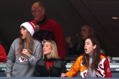 9 photos of Taylor Swift having a blast as Travis Kelce’s Chiefs faced the Patriots