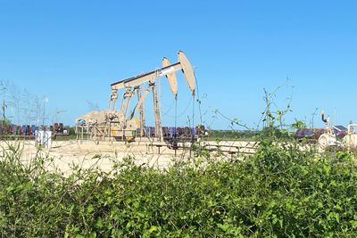 Oil Soars 1% Amid Russia's Export Drop, Red Sea Anxiety