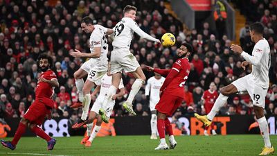 Manchester United hold Liverpool to 0-0 draw as Arsenal top Premier League