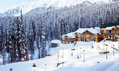 J-K: Government rescues tourists after snowfall in Gulmarg