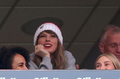 Lip-readers think Taylor Swift had the chillest response to Patriots fans booing her