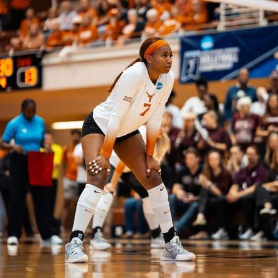 Heart-defying Hero O'Neal Leads Longhorns to Volleyball Victory!