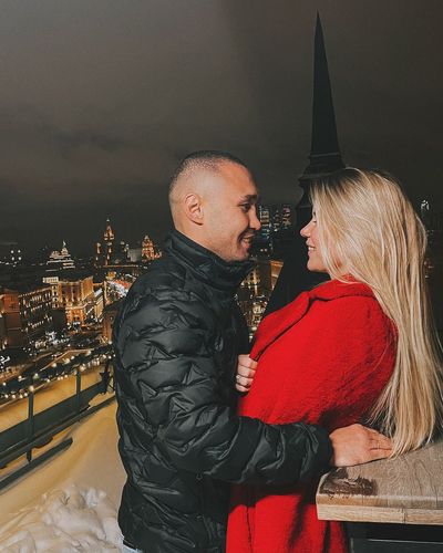 City Backdrop Showcases Stylish Love Between Lipinets and his Partner