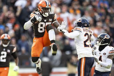 Browns TE David Njoku has hilarious reaction to Bears failed Hail Mary pass