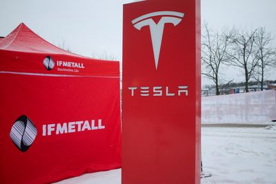 Swedish Poll Backs Tesla Mechanics' Strike!