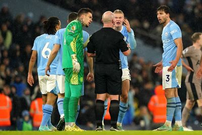 Manchester City receive heavy fine for surrounding referee against Tottenham