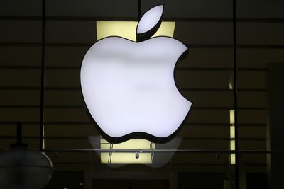 Apple Pauses US Sales Amid Patent Dispute, Await White House