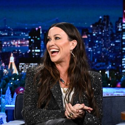 Alanis Morissette's Makeup Look Is a Modern Take on 90s Beauty