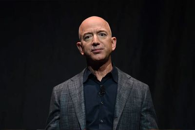 Bezos Envisions Trillion Humans Inhabiting Giant Space Stations